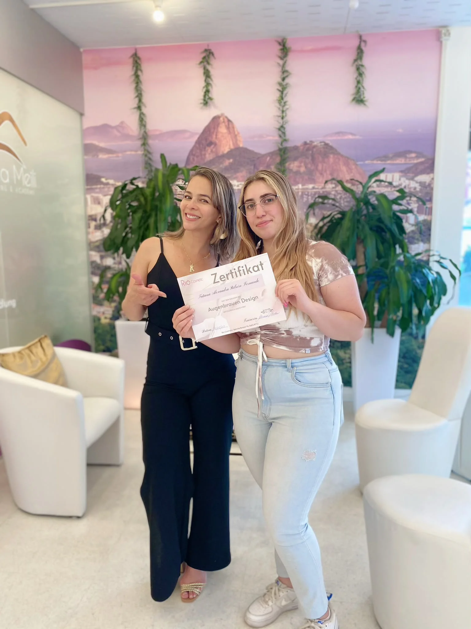 Alessandra mit einer Absolventin und ihrem Zertifikat